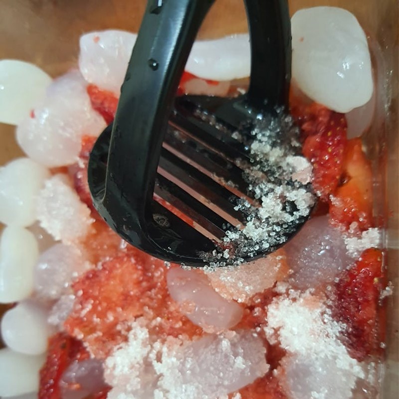 Step 2 Mix jackfruit seeds and strawberries Strawberry coated jackfruit seeds