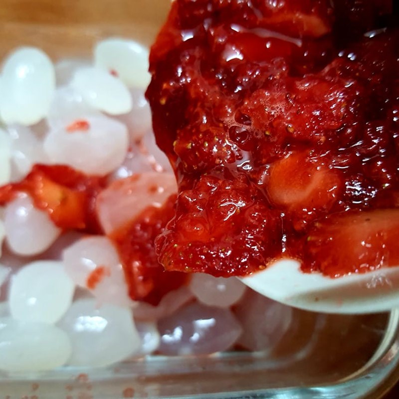 Step 2 Mix jackfruit seeds and strawberries Strawberry coated jackfruit seeds