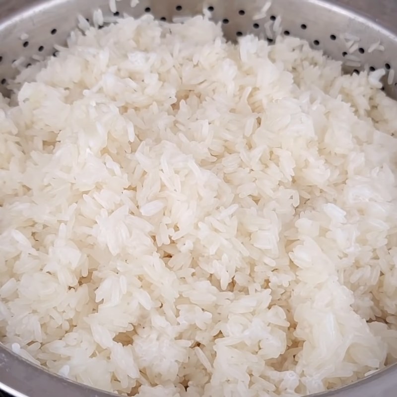 Step 2 Mixing the sticky rice seasoning (coconut milk, sugar) Salty sticky rice with pickled radish