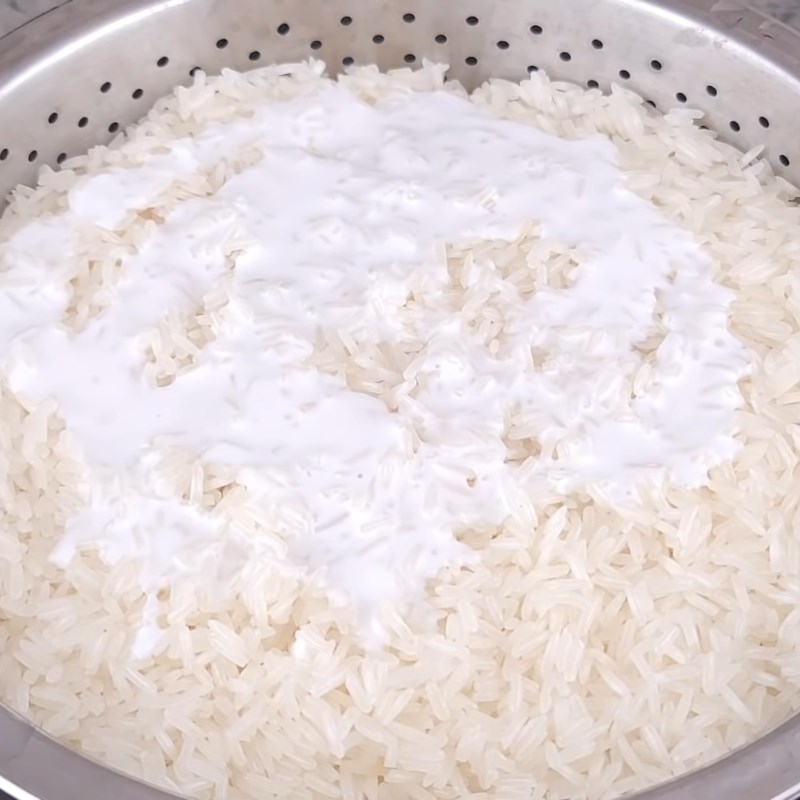 Step 2 Mixing the sticky rice seasoning (coconut milk, sugar) Salty sticky rice with pickled radish