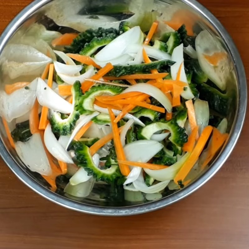 Step 4 Mix the salad Bitter melon salad with shrimp and meat