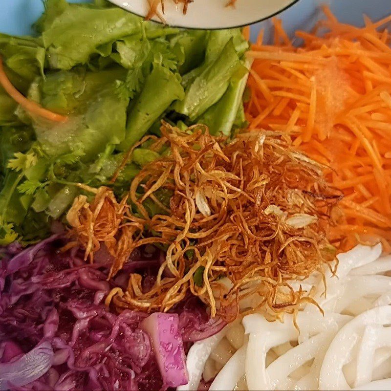 Step 4 Mix the salad Vegetarian salad from coconut rice