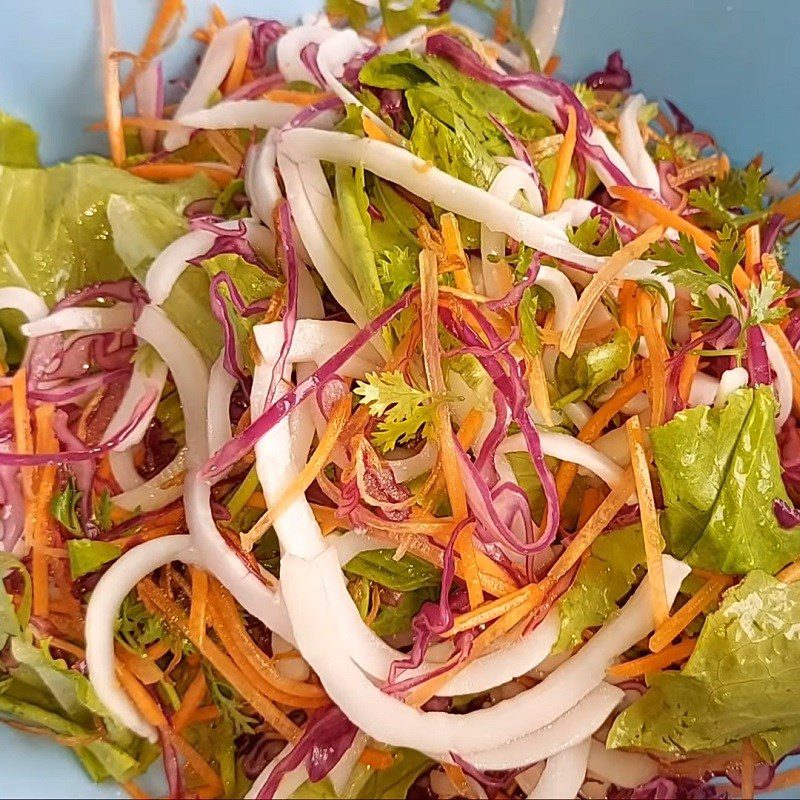 Step 4 Mix the salad Vegetarian salad from coconut rice