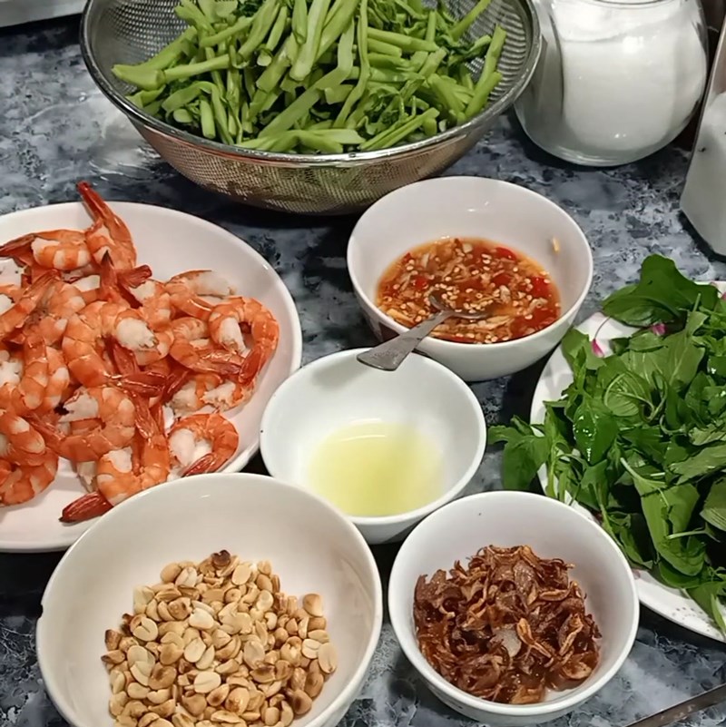 Step 5 Mix the salad Shrimp salad with water spinach