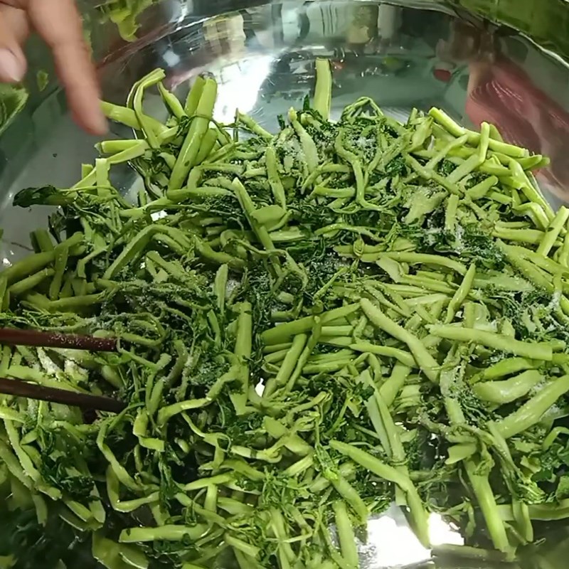 Step 5 Mix the salad Shrimp salad with water spinach