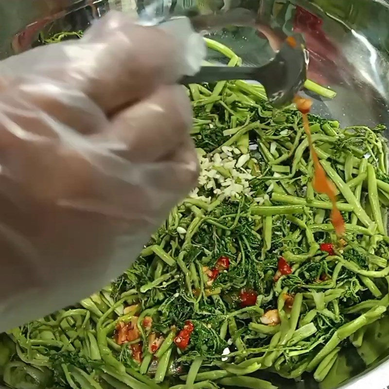 Step 5 Mix the salad Shrimp salad with water spinach