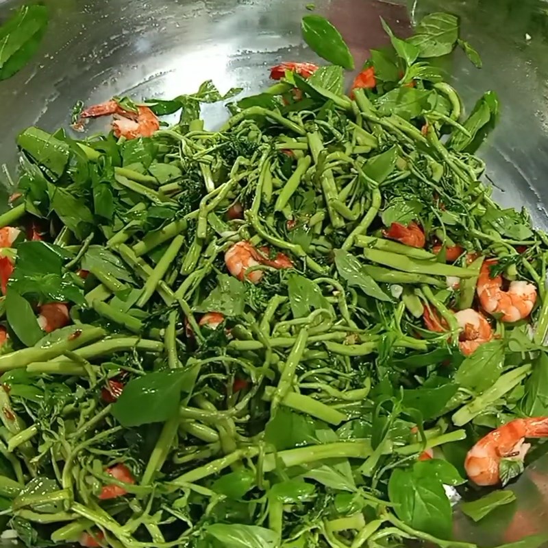 Step 5 Mix the salad Shrimp salad with water spinach