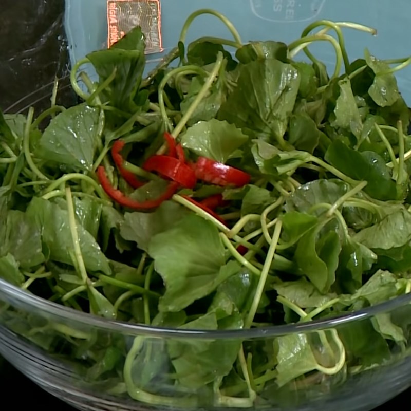 Step 4 Mixing the Salad for Vegetarian Watercress Salad with Oyster Mushrooms