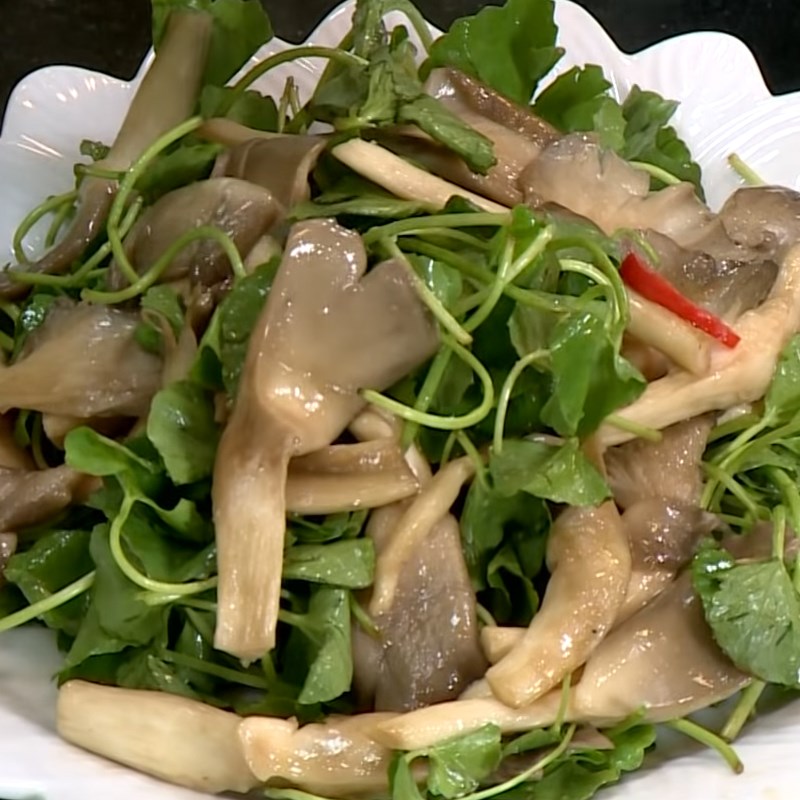 Step 4 Mixing the Salad for Vegetarian Watercress Salad with Oyster Mushrooms