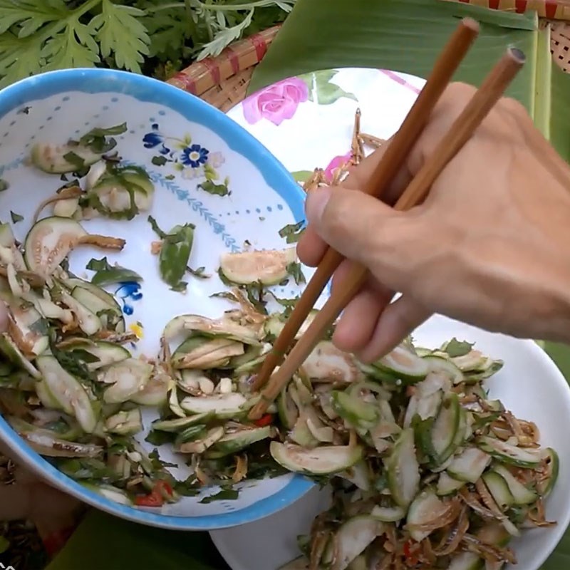Step 3 Mixing the salad Bitter eggplant salad with dried fish