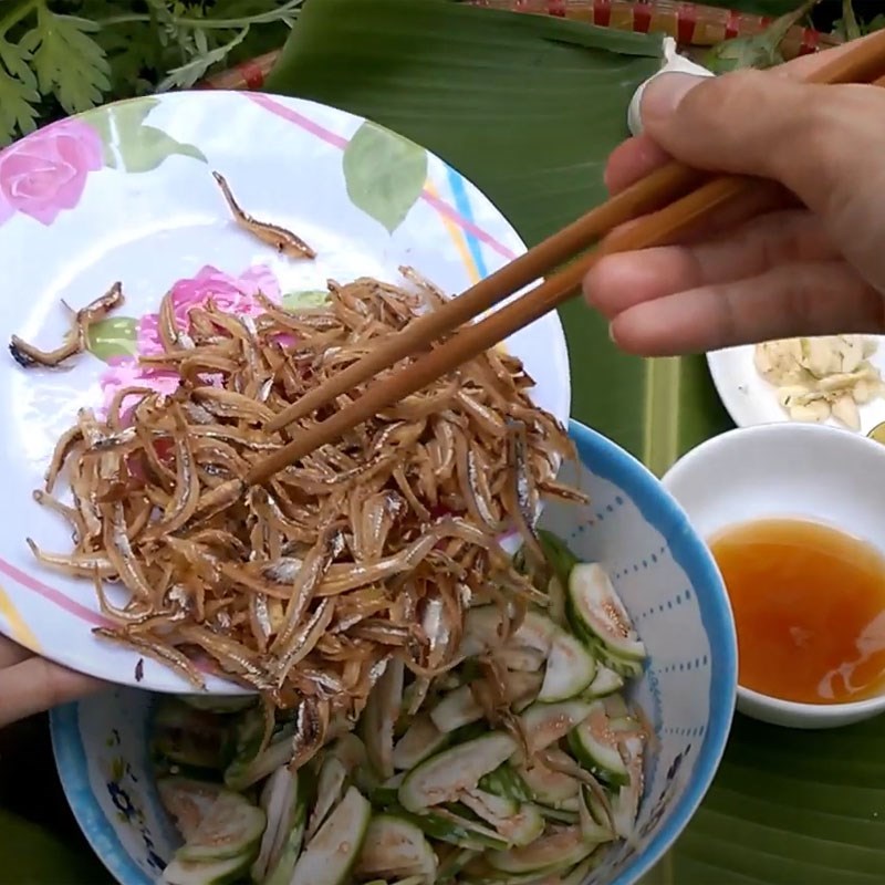 Step 3 Mixing the salad Bitter eggplant salad with dried fish