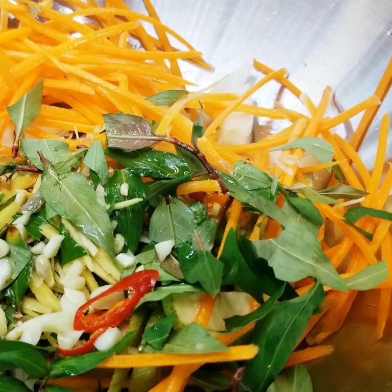 Step 6 Mix salad Duck salad with Vietnamese coriander and green banana (duck salad with mixed greens)