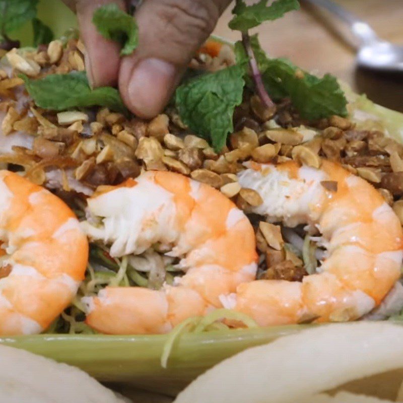Step 5 Mixing banana flower salad with shrimp and pork Sweet and sour banana flower salad with shrimp and pork