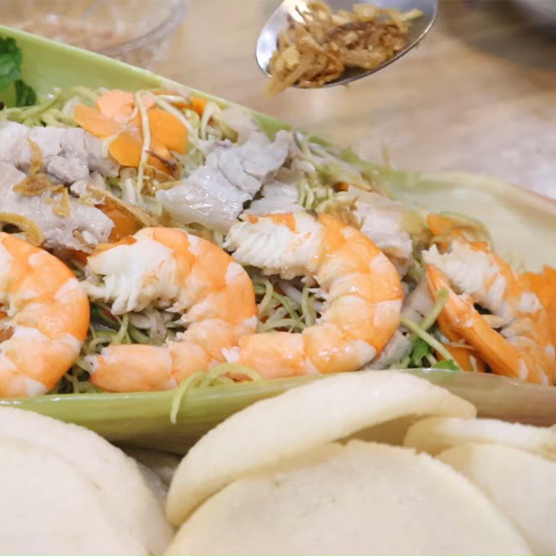 Step 5 Mixing the banana flower salad with shrimp and pork Banana flower salad with shrimp and pork in sweet and sour sauce
