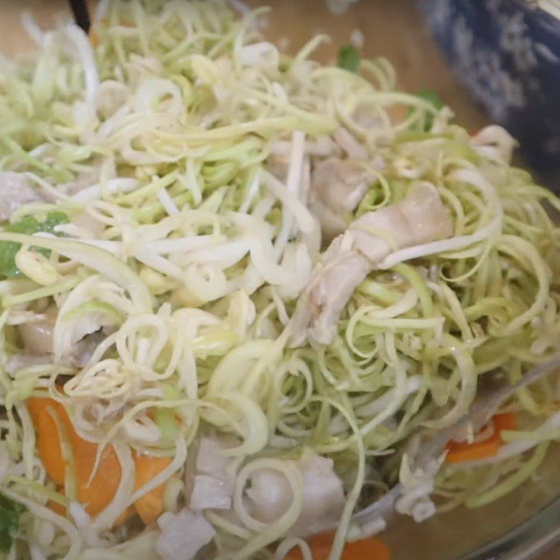 Step 5 Mixing the banana flower salad with shrimp and pork Banana flower salad with shrimp and pork in sweet and sour sauce