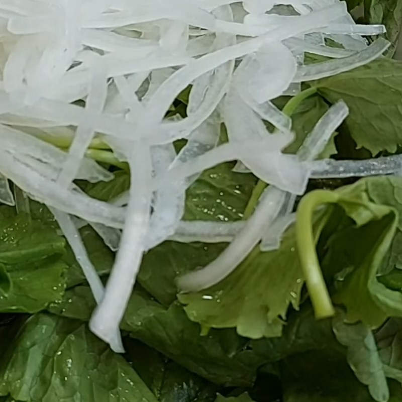 Step 4 Mixing the salad Vegan watercress salad with beef slices