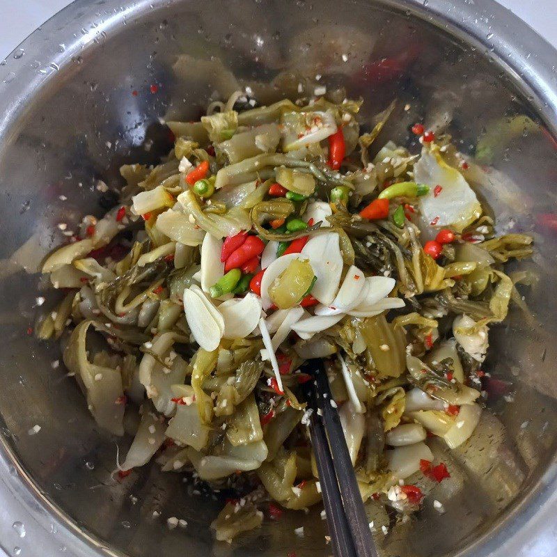 Step 3 Mix the mixture Pickled mustard greens mixed with garlic and chili