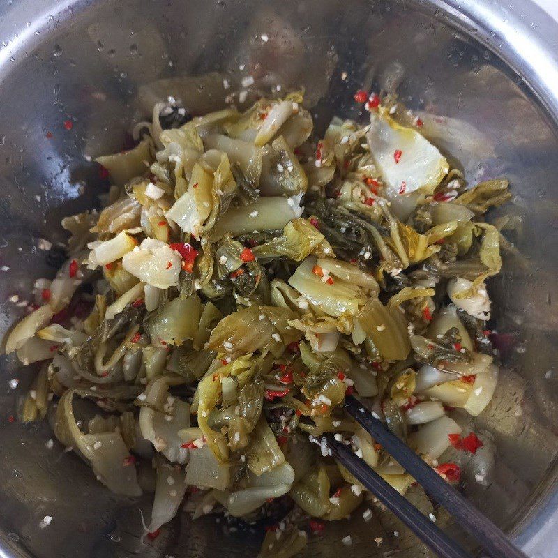 Step 3 Mix the mixture Pickled mustard greens mixed with garlic and chili