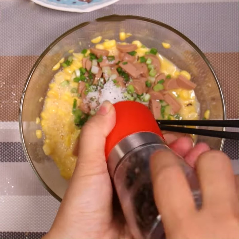 Step 3 Mix the ingredients Fried corn (maize) and sausage