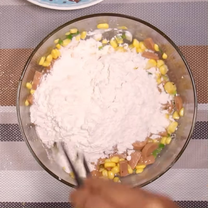 Step 3 Mix the ingredients Fried corn (maize) and sausage