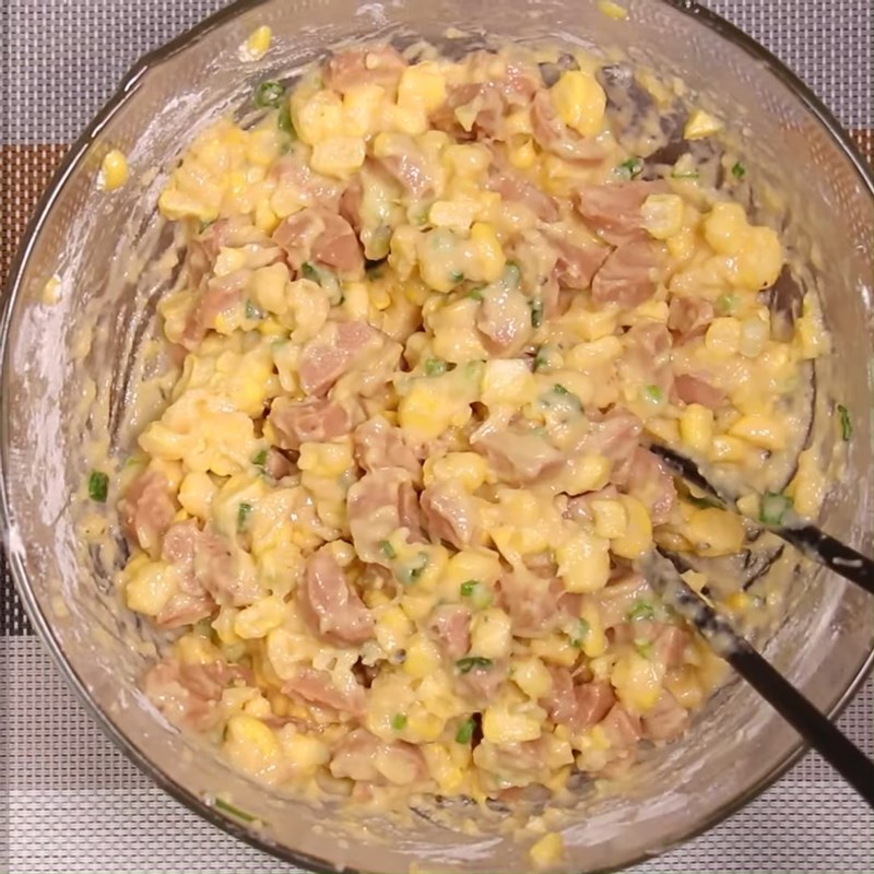 Step 3 Mix the ingredients Fried corn (maize) and sausage