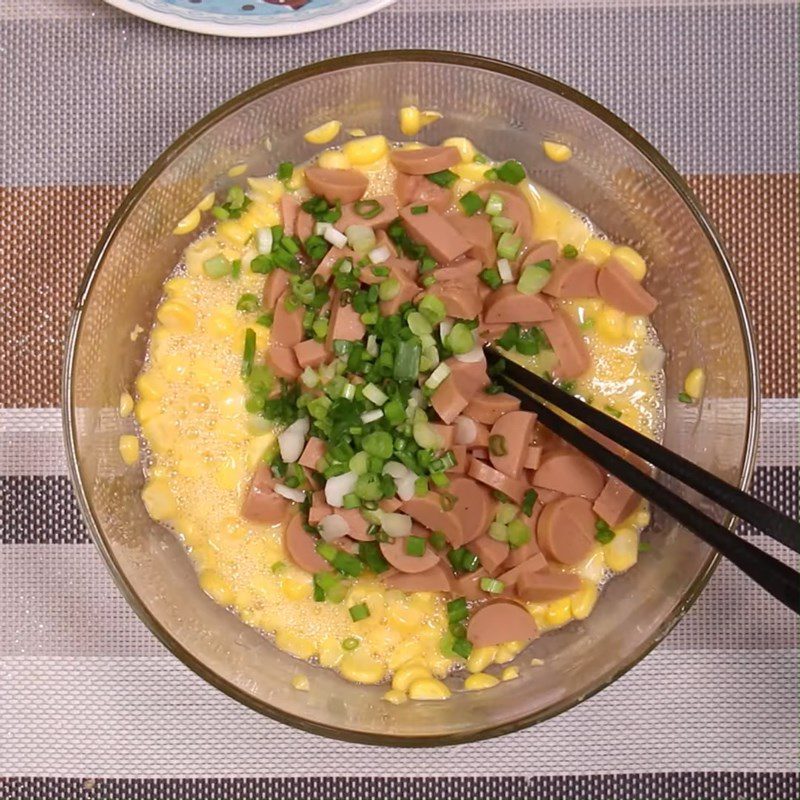 Step 3 Mix the ingredients Fried corn (maize) and sausage