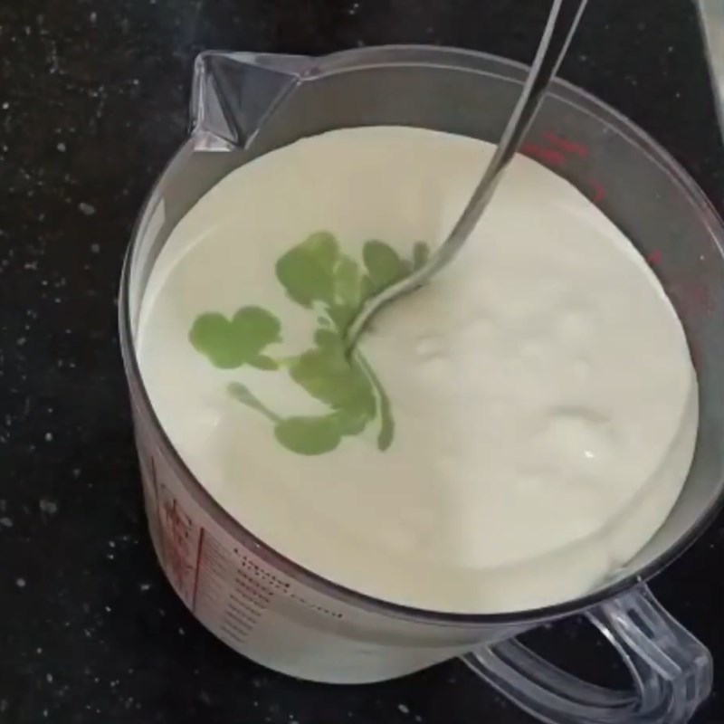 Step 4 Mix the pandan leaves mixture with whipping cream Pandan leaves cream