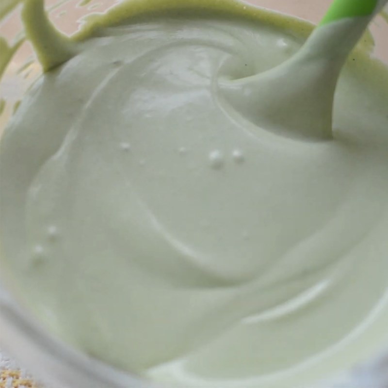 Step 5 Mix the mousse mixture and pour into the mold Green tea yogurt mousse