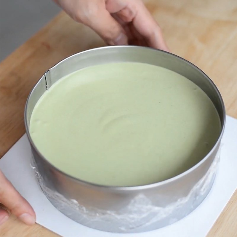 Step 5 Mix the mousse mixture and pour into the mold Green tea yogurt mousse