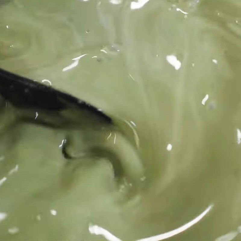 Step 4 Mix the mousse mixture and pour into the mold Green tea mousse without eggs