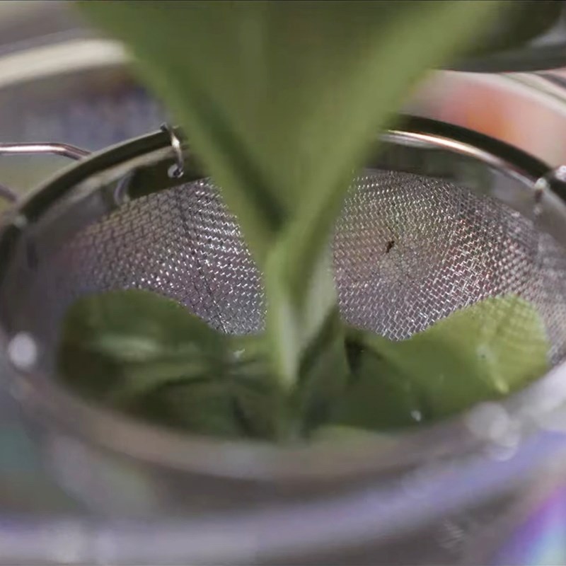 Step 4 Mix the mousse mixture and pour into the mold Green tea mousse without eggs