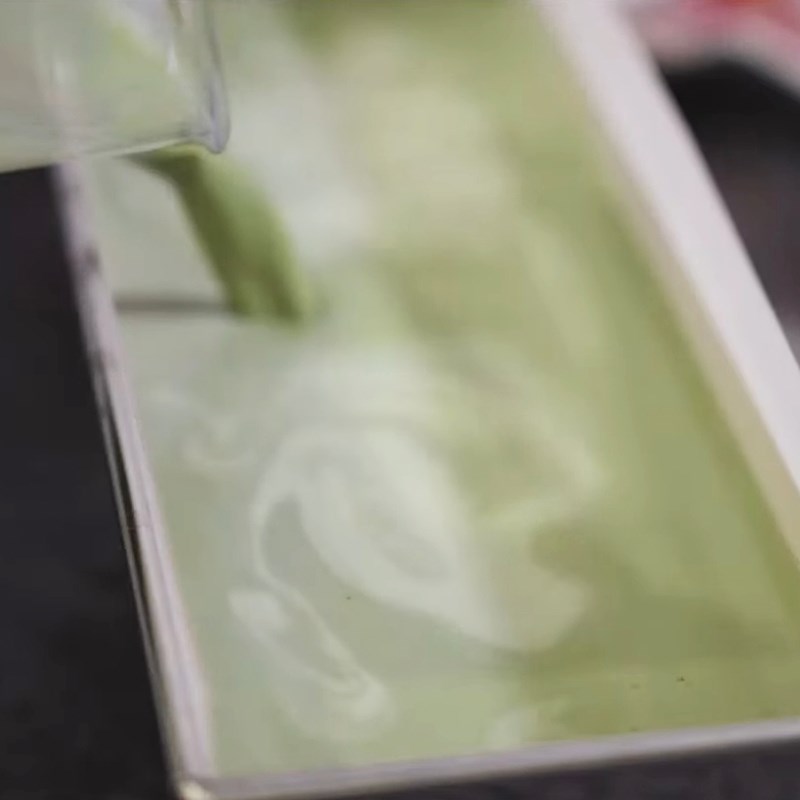 Step 4 Mix the mousse mixture and pour into the mold Green tea mousse without eggs