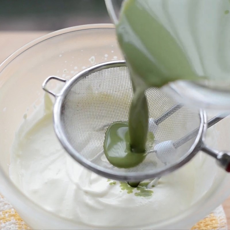 Step 5 Mix the mousse mixture and pour into the mold Green tea yogurt mousse