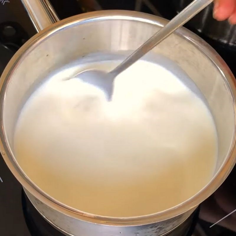 Step 2 Mix the fresh milk, condensed milk, gelatin powder for the gelatin yogurt