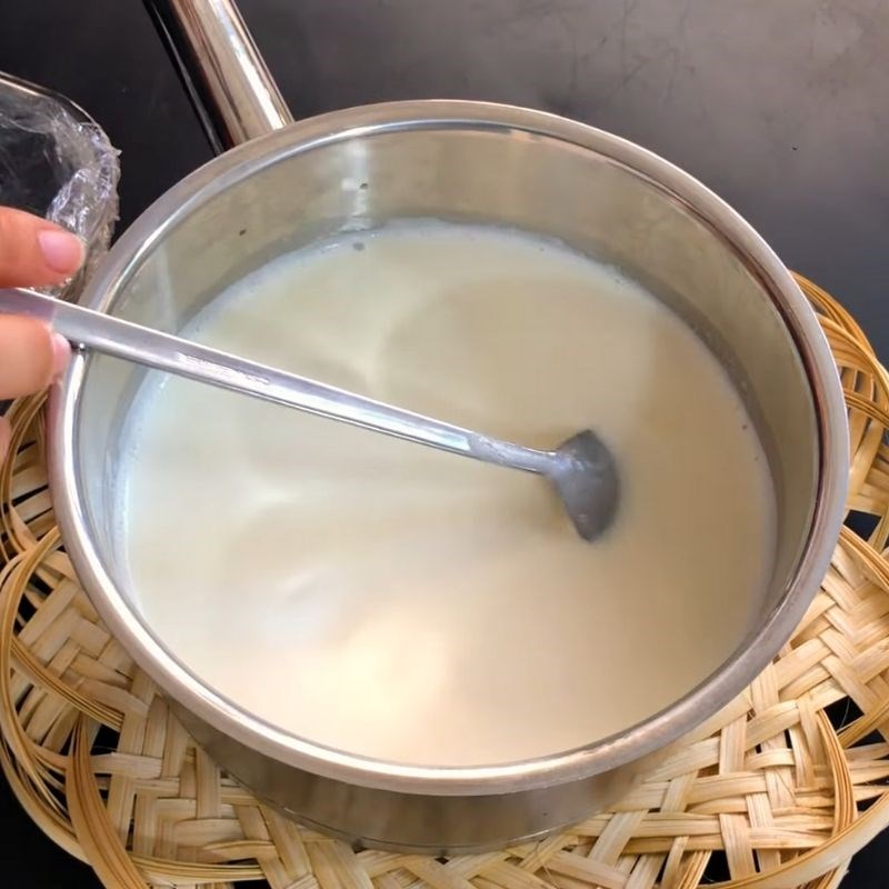 Step 2 Mix the fresh milk, condensed milk, gelatin powder for the gelatin yogurt