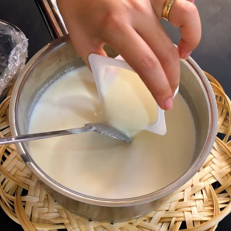 Step 2 Mix the fresh milk, condensed milk, gelatin powder for the gelatin yogurt