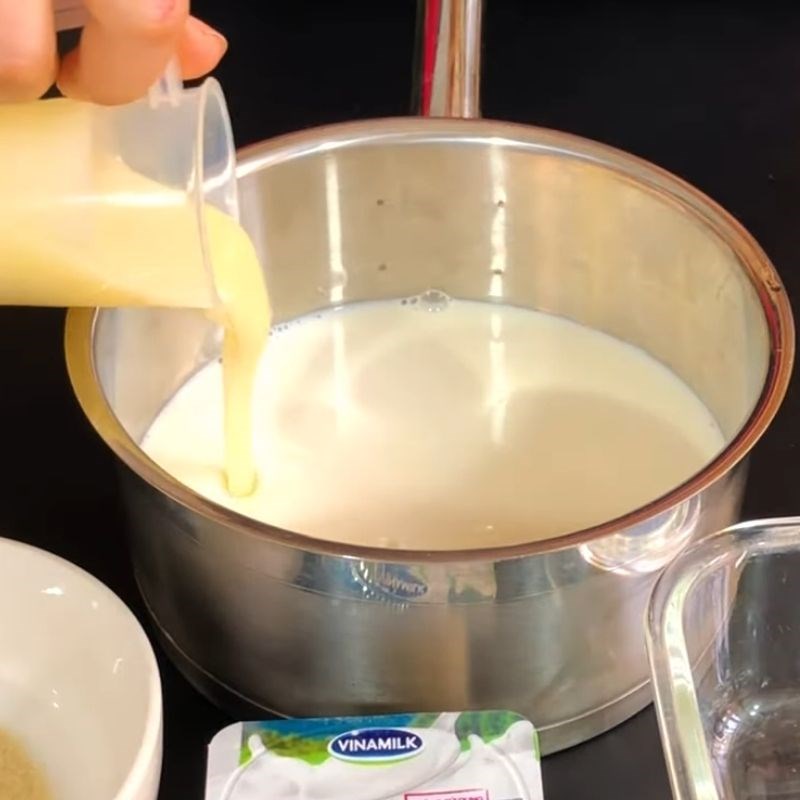 Step 2 Mix the fresh milk, condensed milk, gelatin powder for the gelatin yogurt