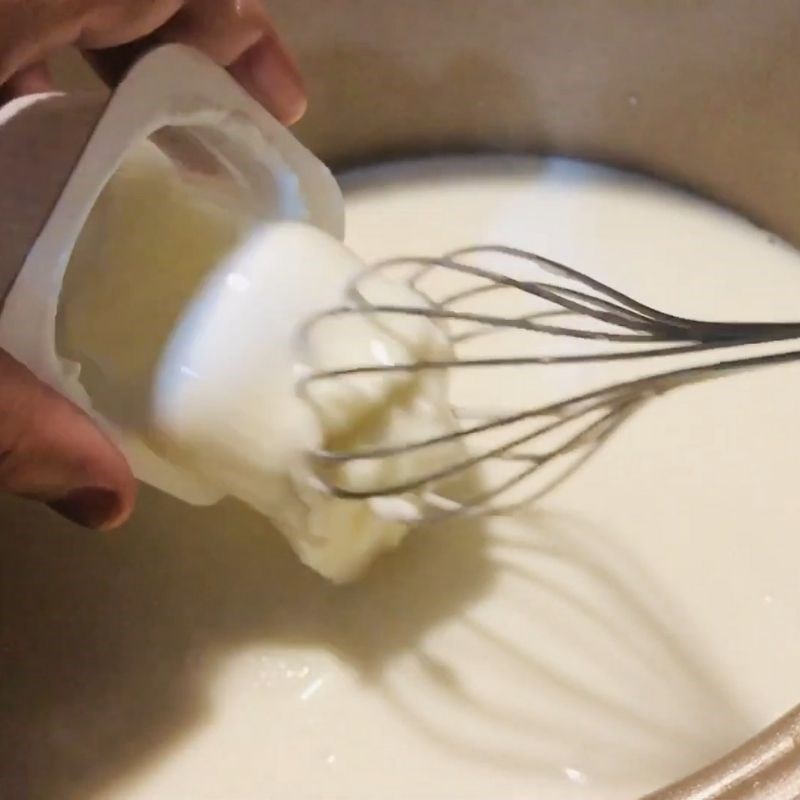 Step 2 Mix the fresh milk, condensed milk, and gelatin for yogurt made with gelatin leaves