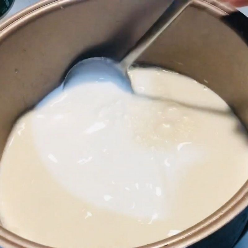 Step 2 Mix the fresh milk, condensed milk, and gelatin for yogurt made with gelatin leaves