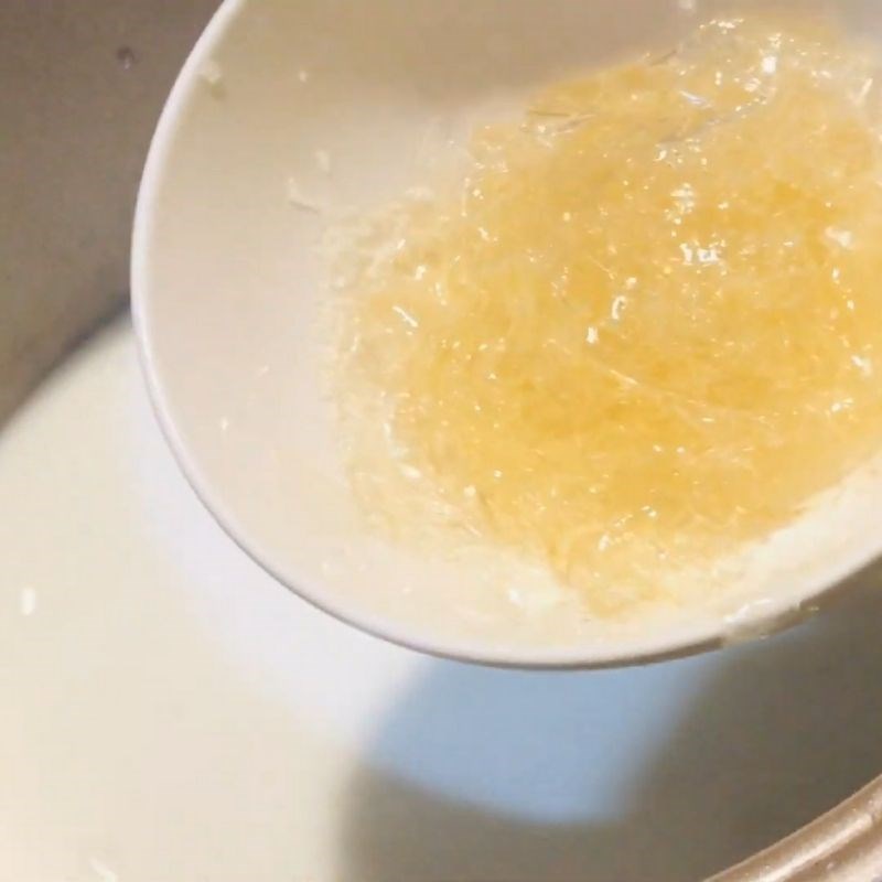 Step 2 Mix the fresh milk, condensed milk, and gelatin for yogurt made with gelatin leaves