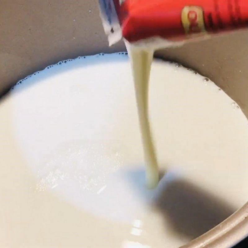 Step 2 Mix the fresh milk, condensed milk, and gelatin for yogurt made with gelatin leaves