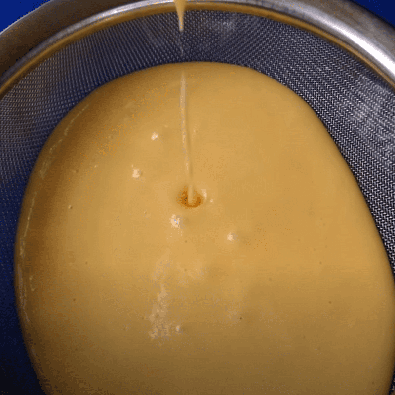 Step 1 Mix the durian egg mixture for durian sponge cake