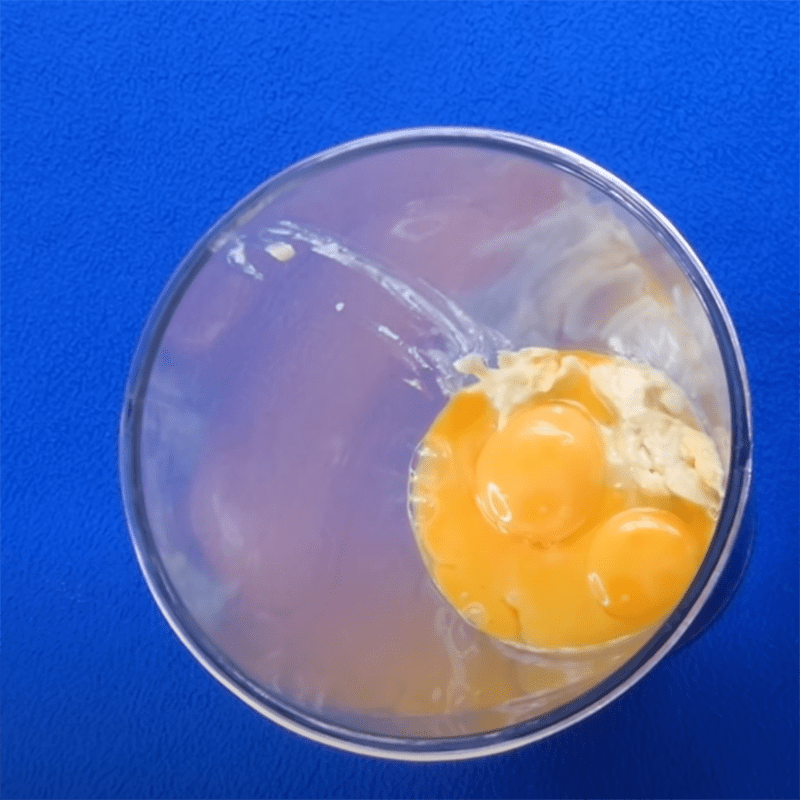 Step 1 Mix the durian egg mixture for Durian Sponge Cake
