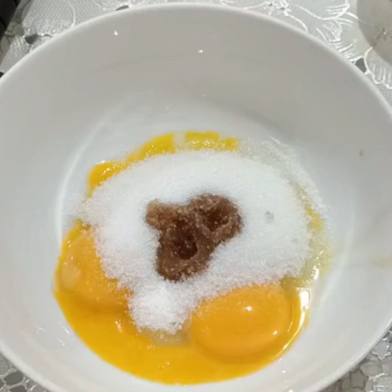 Step 2 Mix the egg mixture with sugar Pandan cream