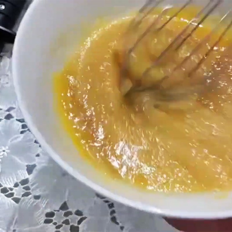 Step 2 Mix the egg mixture with sugar Pandan cream