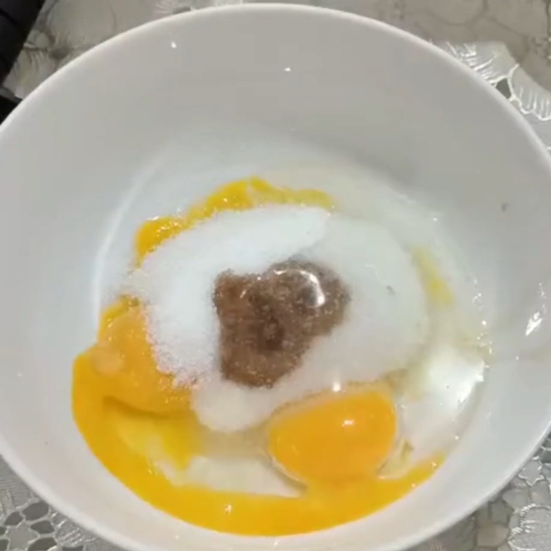 Step 2 Mix the egg mixture with sugar Pandan cream
