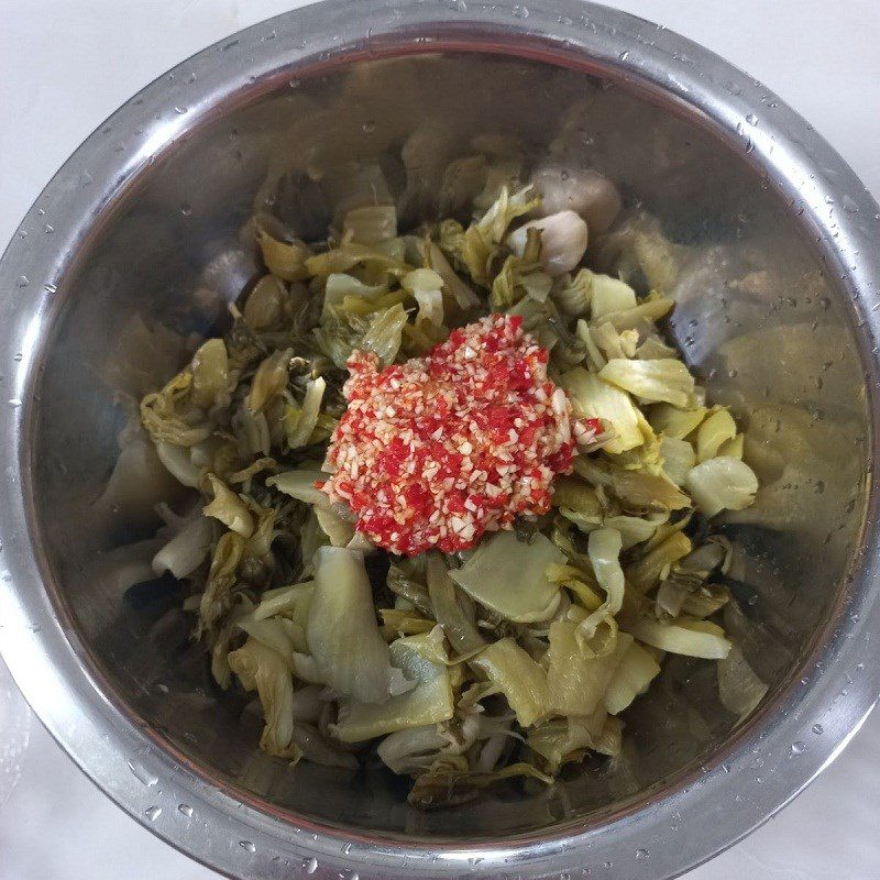 Step 3 Mix the mixture Pickled mustard greens mixed with garlic and chili