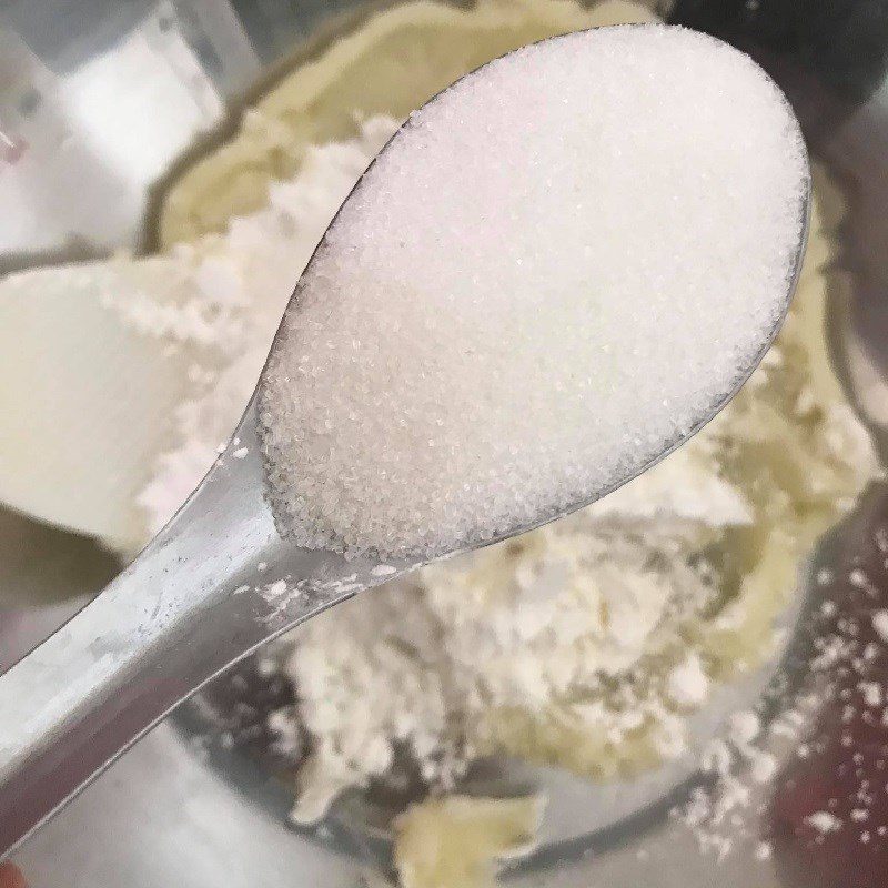 Step 2 Mix the potatoes with flour Puff potato cake (recipe shared by users)