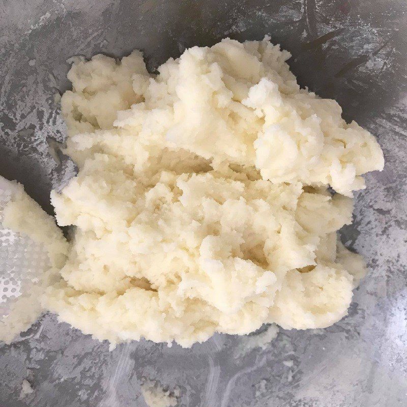 Step 2 Mix the potatoes with flour Puff potato cake (recipe shared by users)
