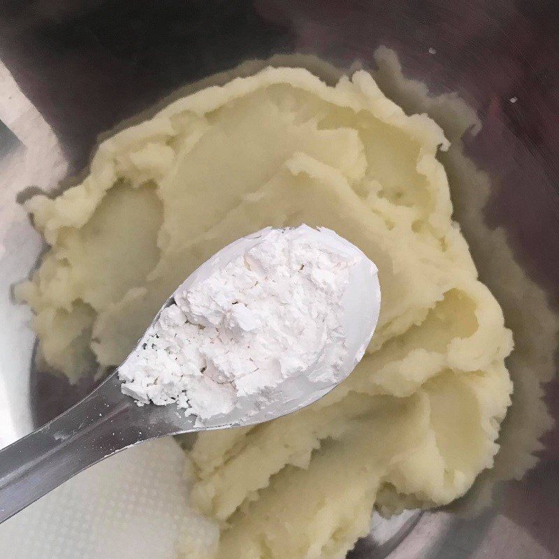 Step 2 Mix the potatoes with flour Puff potato cake (recipe shared by users)